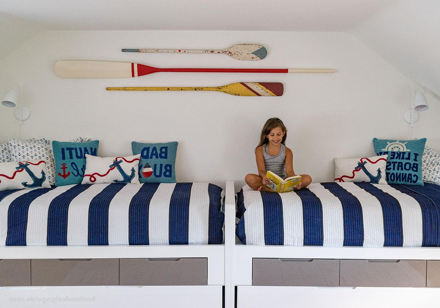 Nautical blue and white children's room designed by Martha's Vineyard 室内设计, 由Hutker建筑师设计的建筑