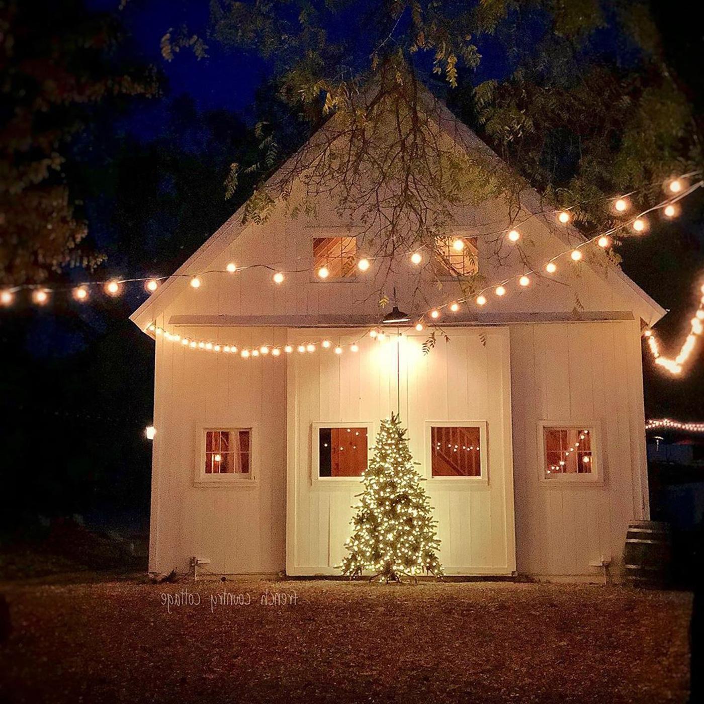 Holiday decorations on a Yankee Barn Home